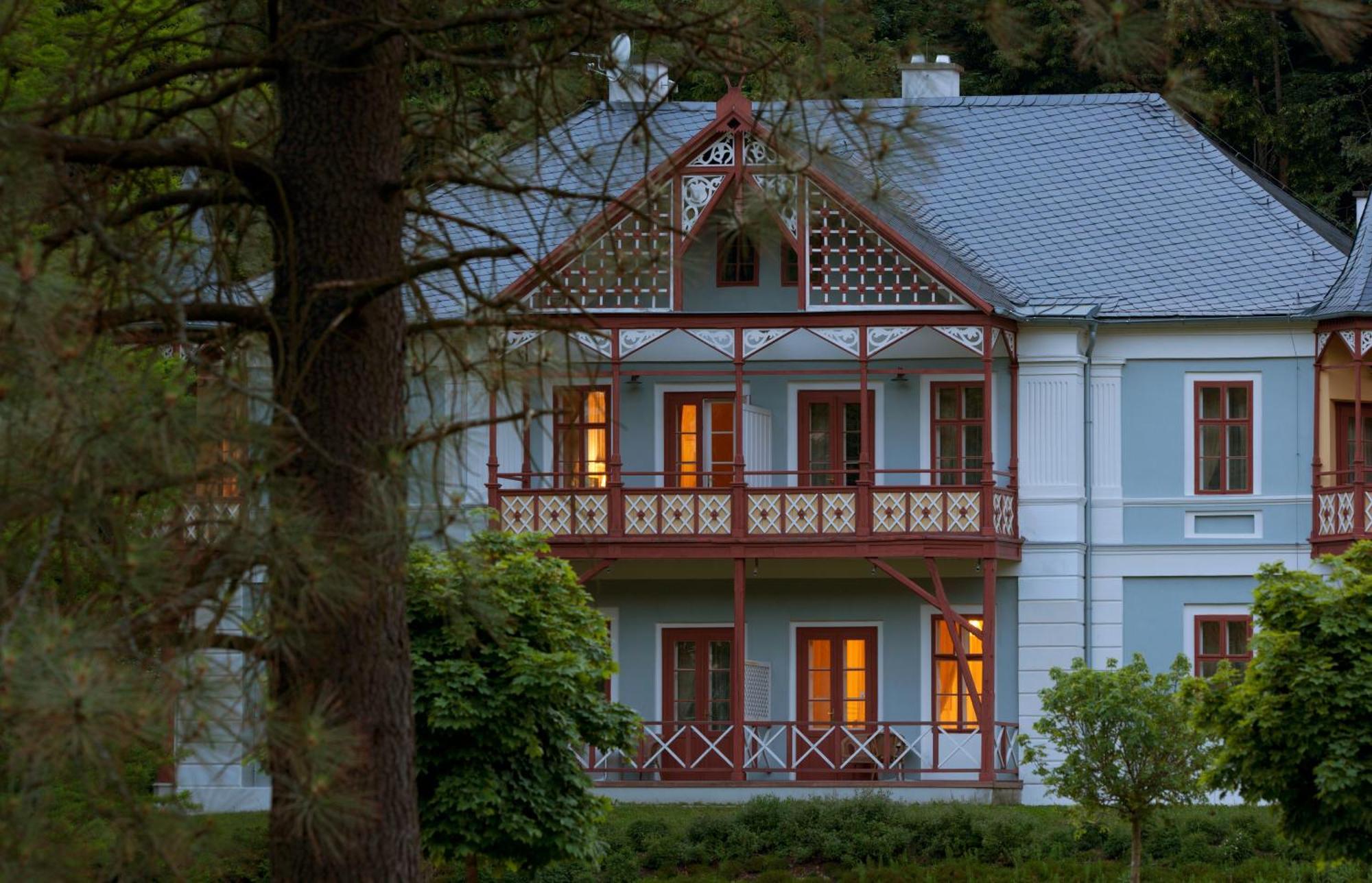 Alpska Ruze Hotel Luhačovice Kültér fotó