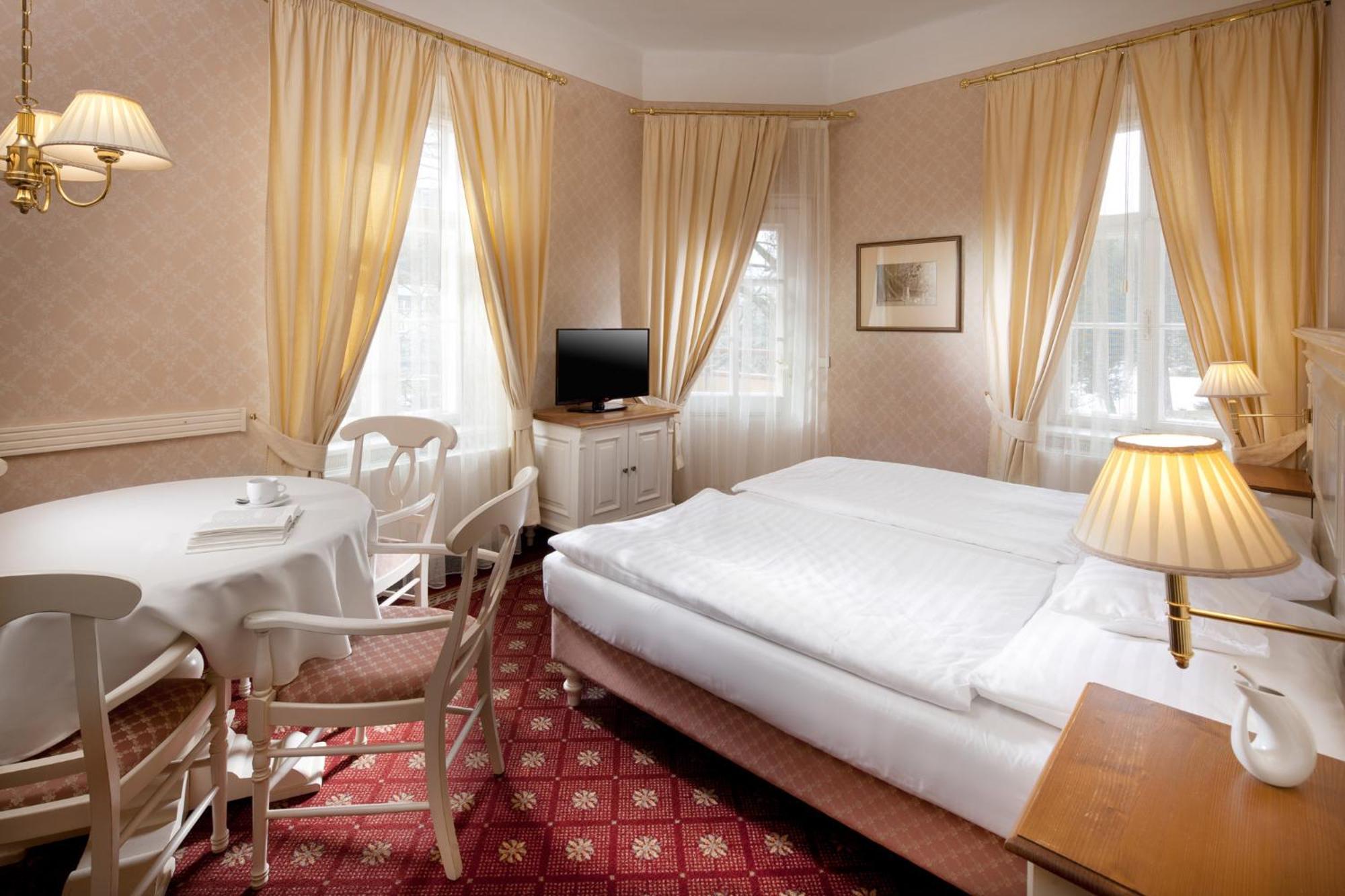 Alpska Ruze Hotel Luhačovice Kültér fotó